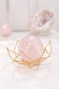 Esfera de cuarzo rosa sobre soporte flor de loto dorado